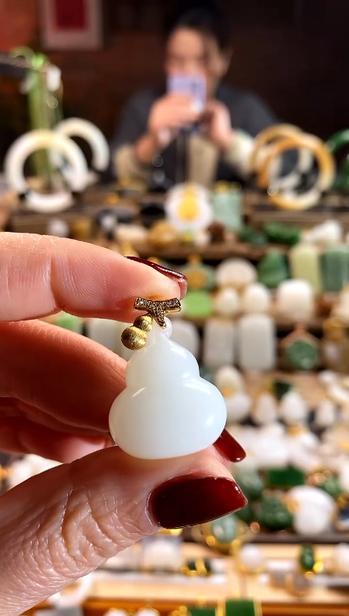 【闪购商品】和田玉吊坠18K金镶嵌。