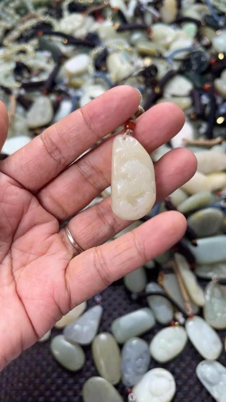 和田玉未镶嵌颈饰（多样性发一件）没有证书有瑕