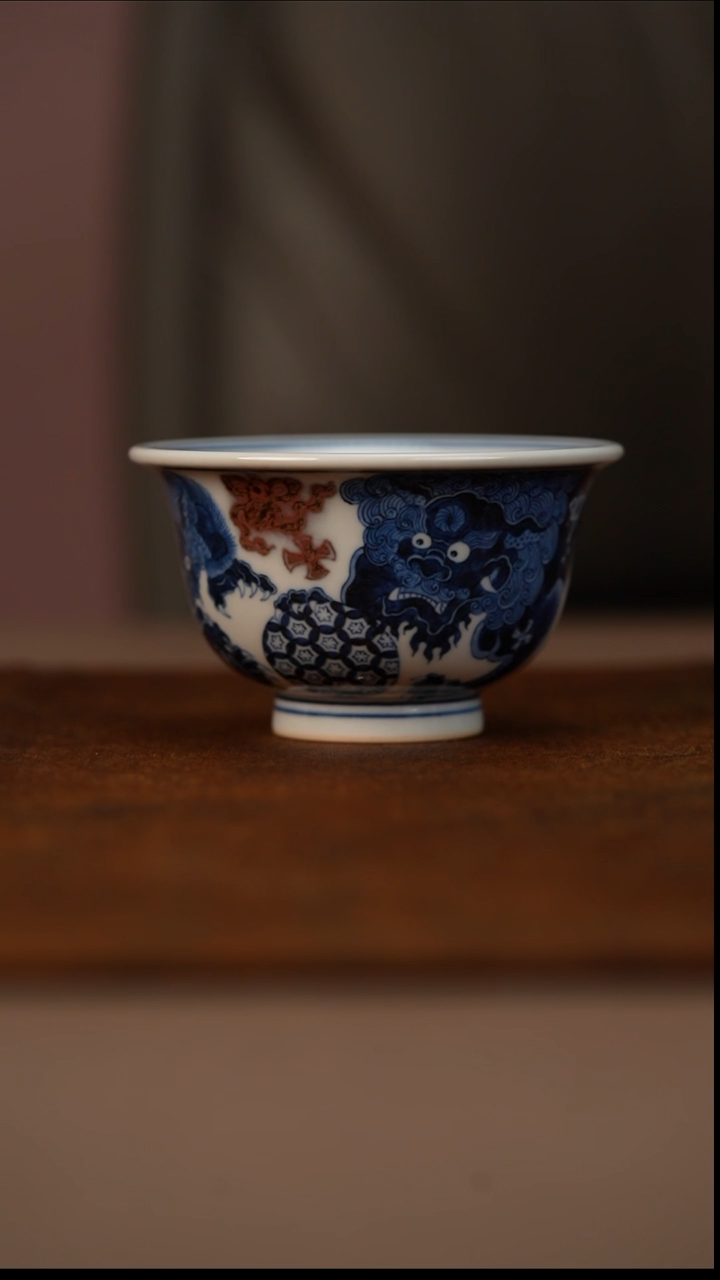 瓷又见春风青花釉里红狮子压手杯