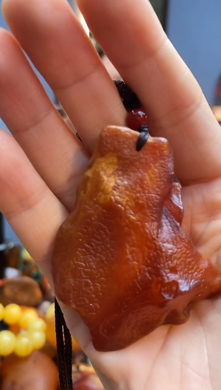 未镶嵌颈饰琥珀吊坠