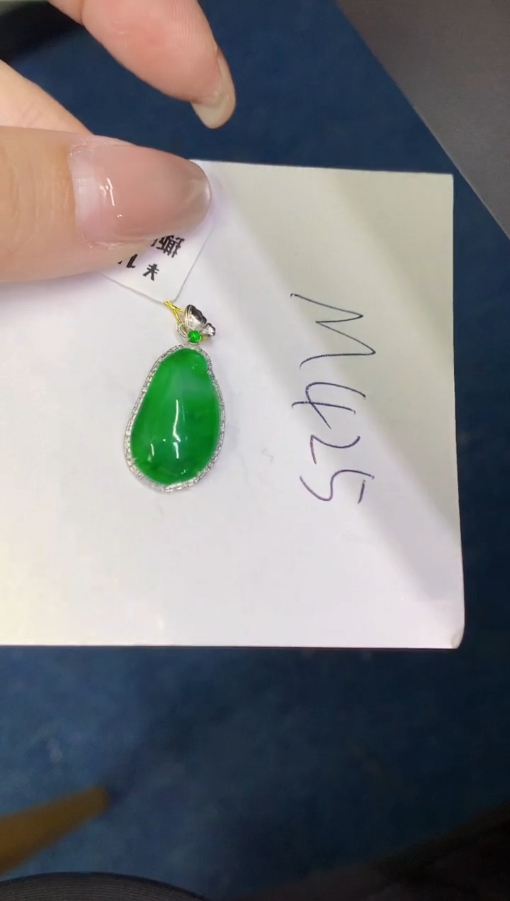 翡翠18K金镶嵌颈饰0000000000