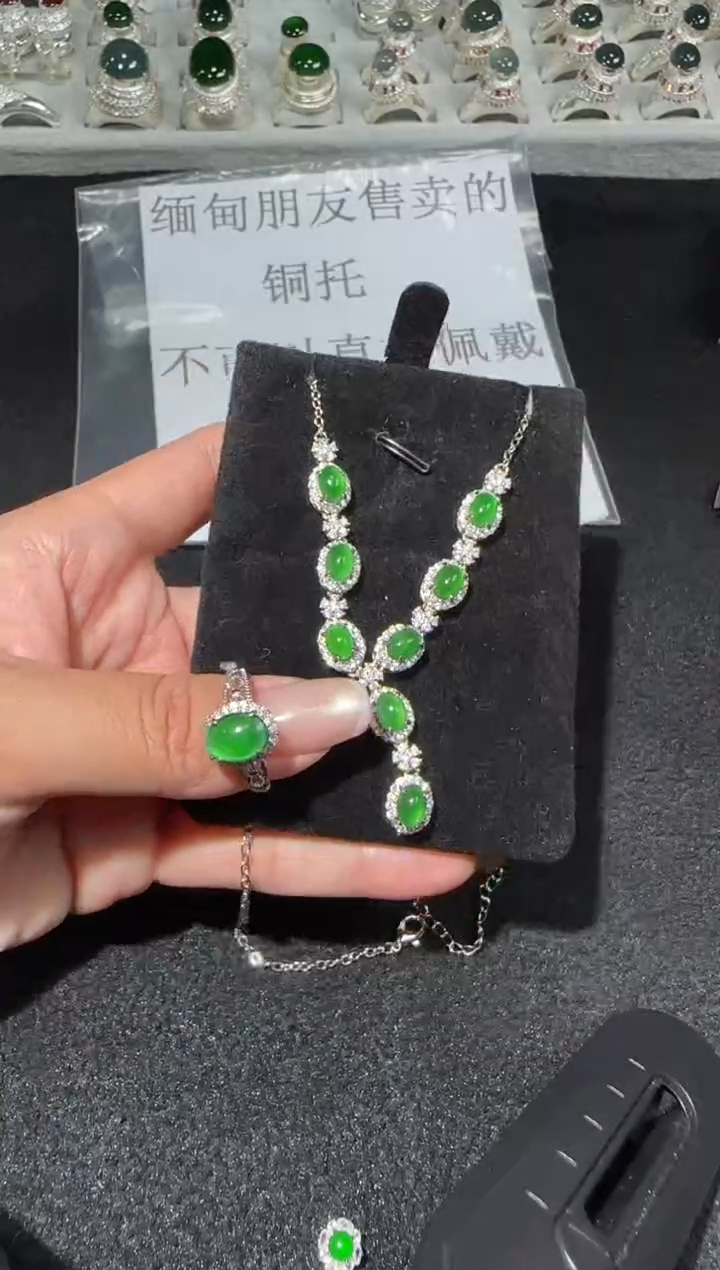 【闪购商品】翡翠吊坠(赠链)未镶嵌多样性发货拍一发二