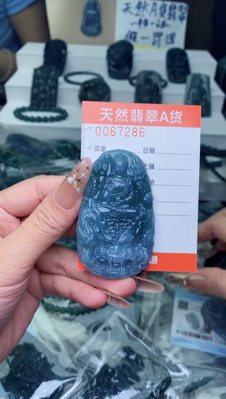 翡翠未镶嵌颈饰················