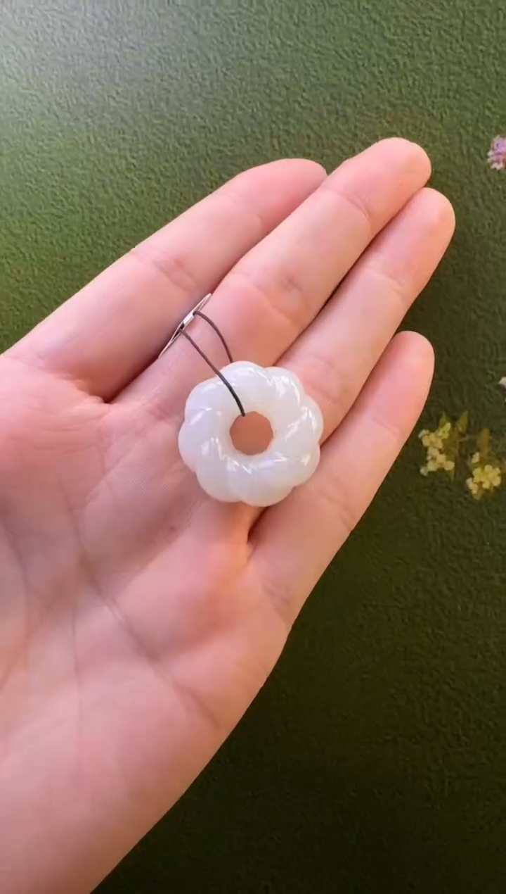 颈饰未镶嵌和田玉吊坠