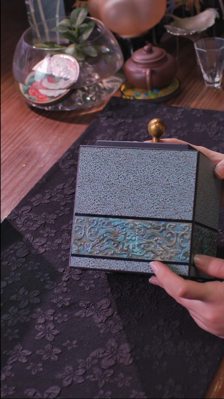 壹藏贰宝青铜图案中茶叶罐