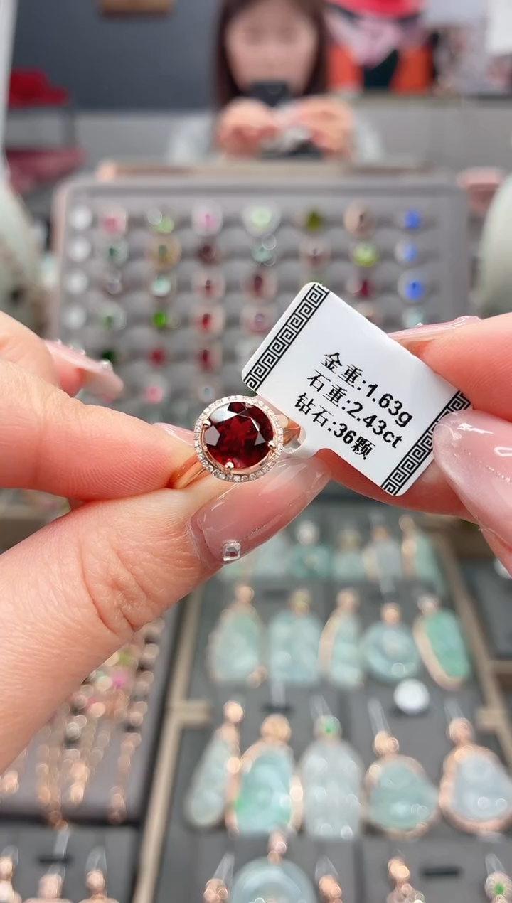 18K金镶嵌戒指石榴石2.43   