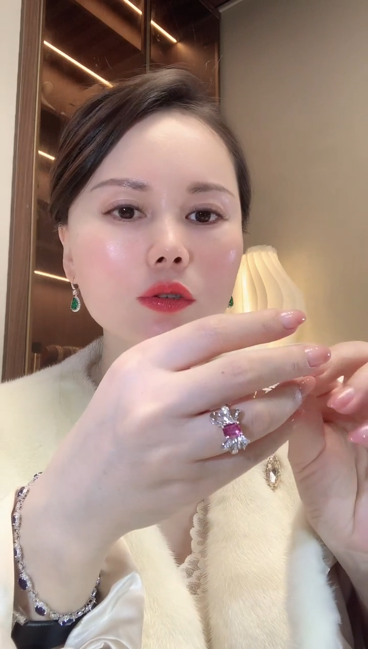 【闪购商品】彩色蓝宝石戒指18K金镶嵌F65 
