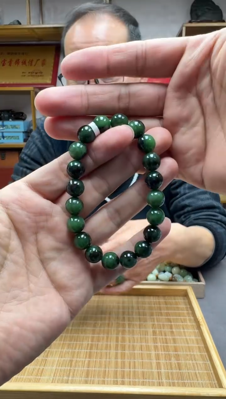 未镶嵌手链和田玉卡10俄7聚红皮