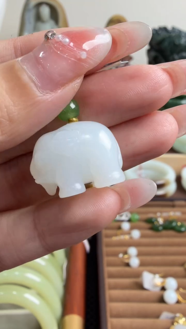 颈饰未镶嵌和田玉挂件