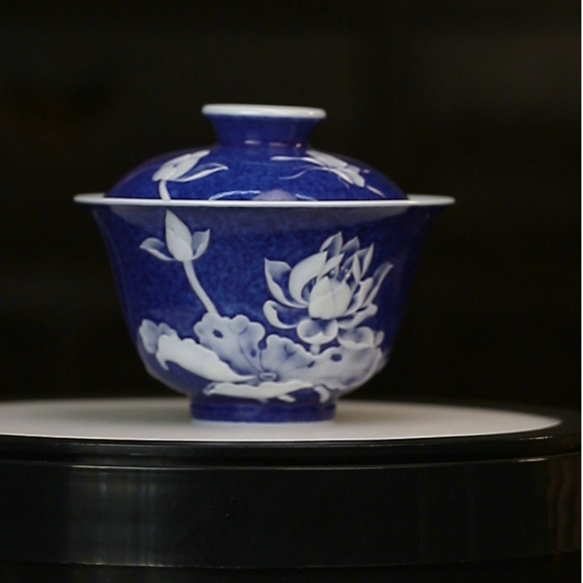 12.31a/m40b3/甫生雅集/撒蓝堆白荷花盖碗