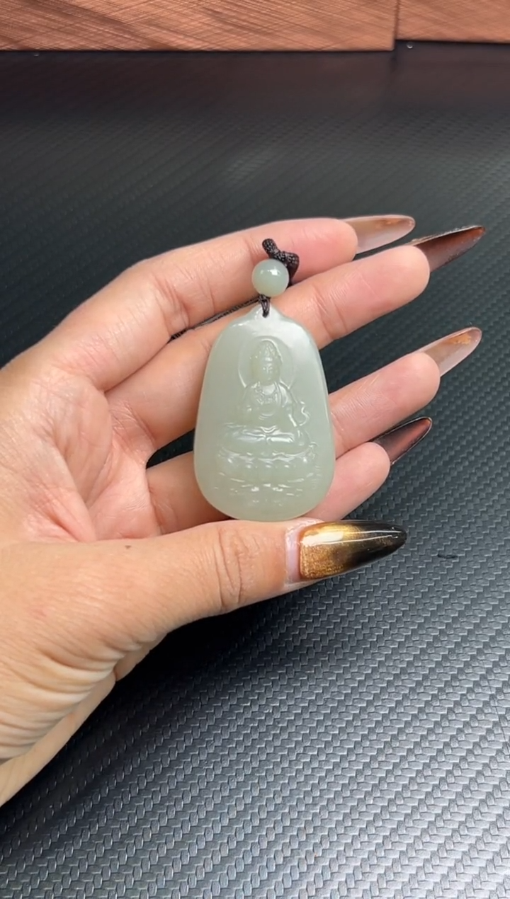 吊坠(赠链)未镶嵌和田玉且末近矿微色差吊坠m