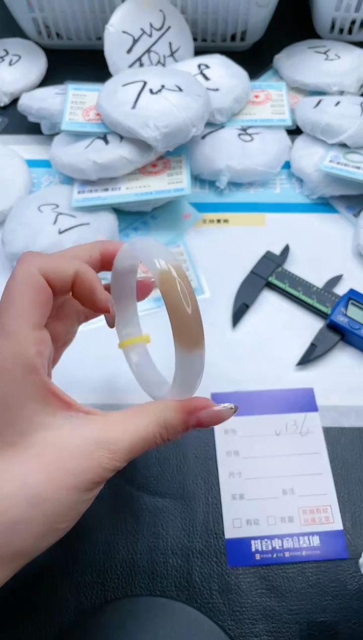 【闪购商品】石英质玉手镯未镶嵌14V136-60