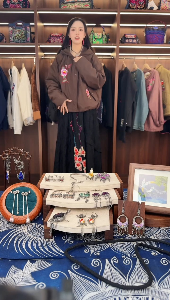 织绣L539黔东南苗族刺绣   裙子