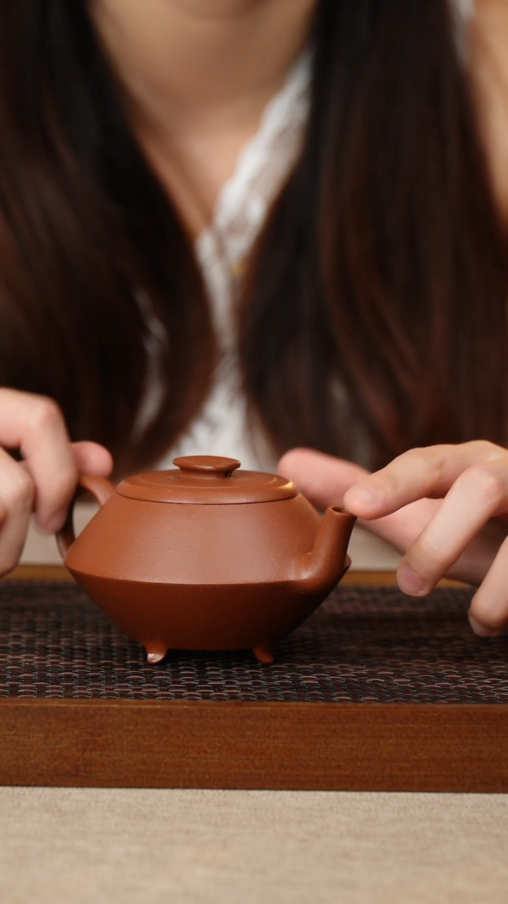 茶壶紫砂三足壶 红降坡 130cc