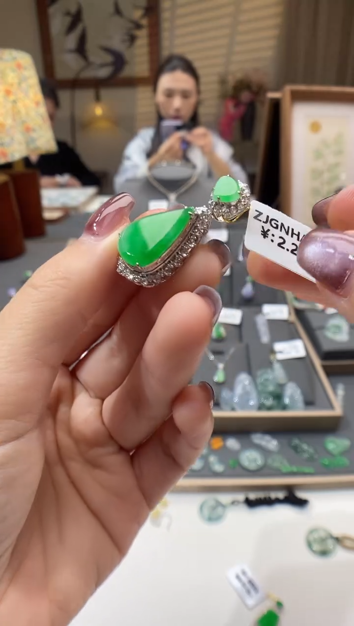 【闪购商品】翡翠颈饰18K金镶嵌水滴