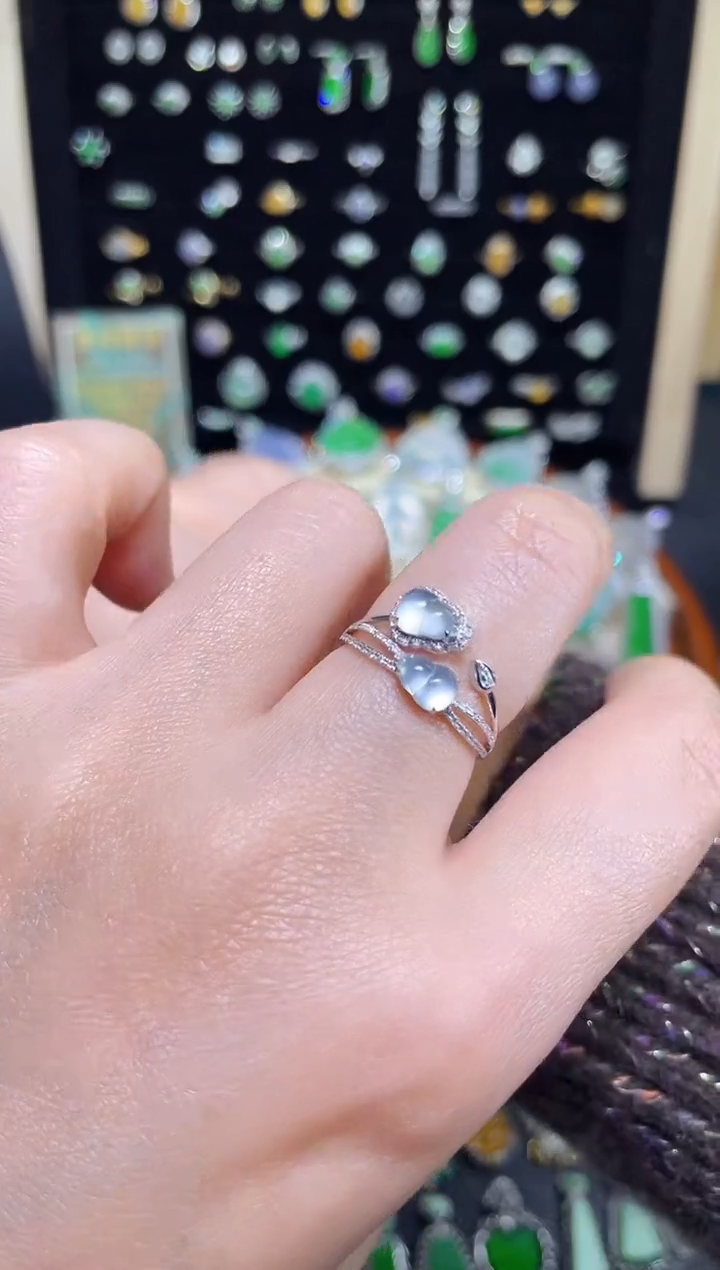 【闪购商品】翡翠颈饰18K金镶嵌玻璃种双葫芦戒指