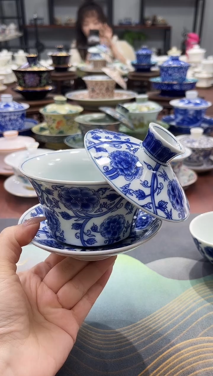 【闪购商品】320釉下彩仿古青花缠枝莲盖碗