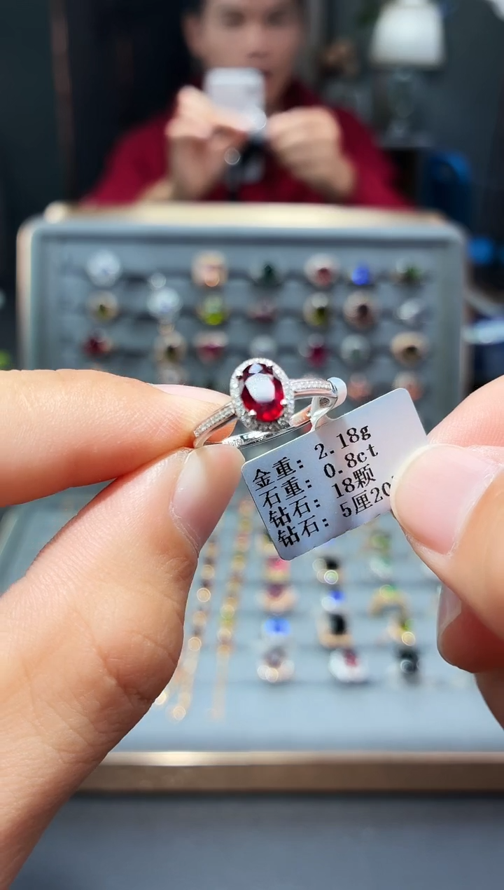 18K金镶嵌戒指红宝石0.8..