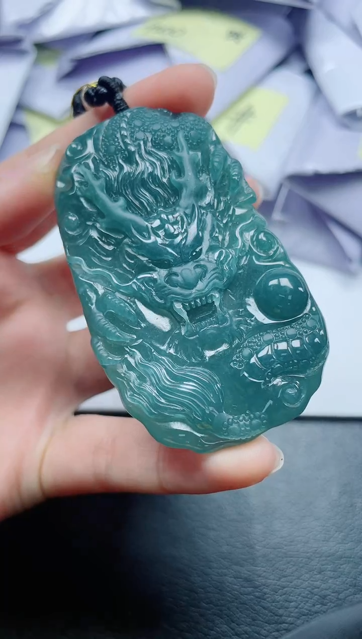 翡翠未镶嵌颈饰           