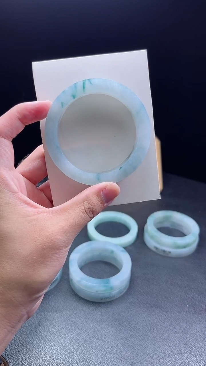未镶嵌手镯定制翡翠有**粒定制