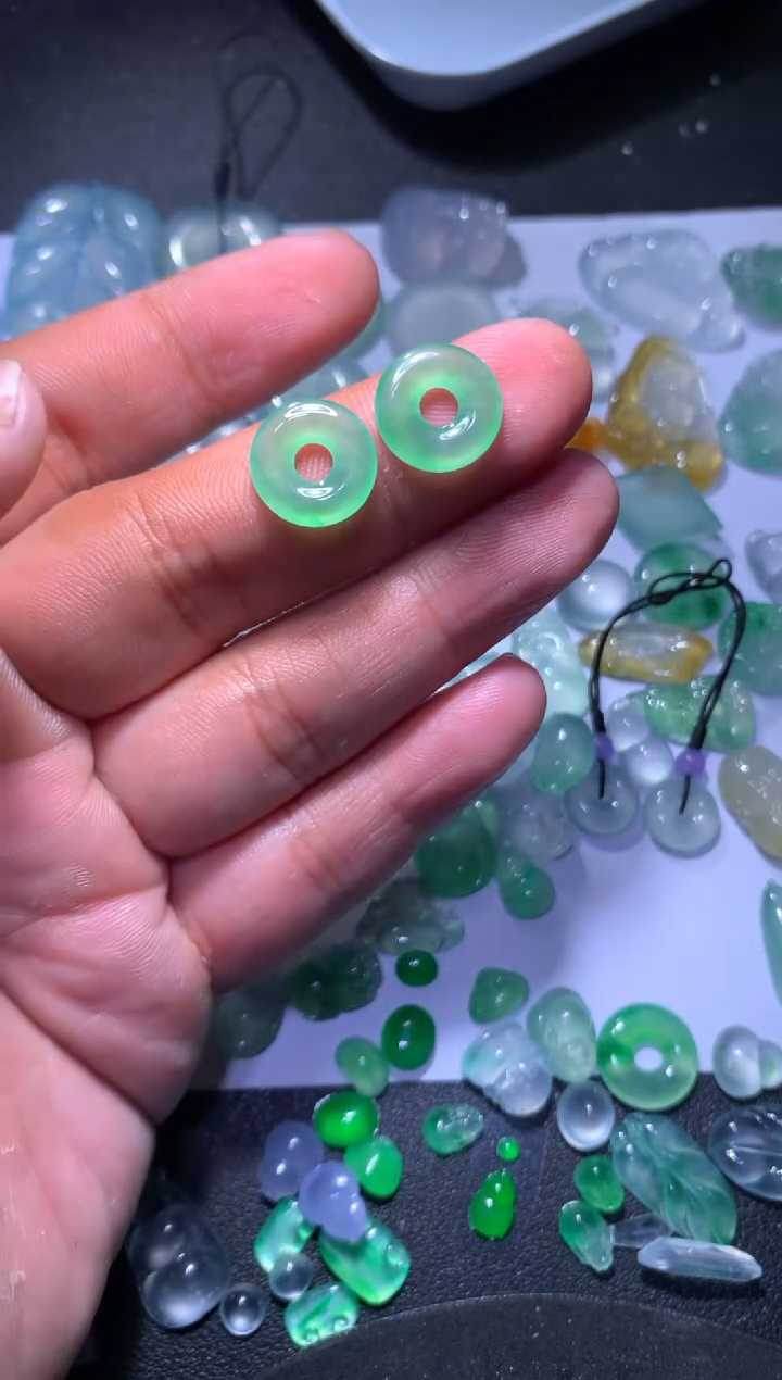 【闪购商品】翡翠颈饰未镶嵌甜甜圈一对