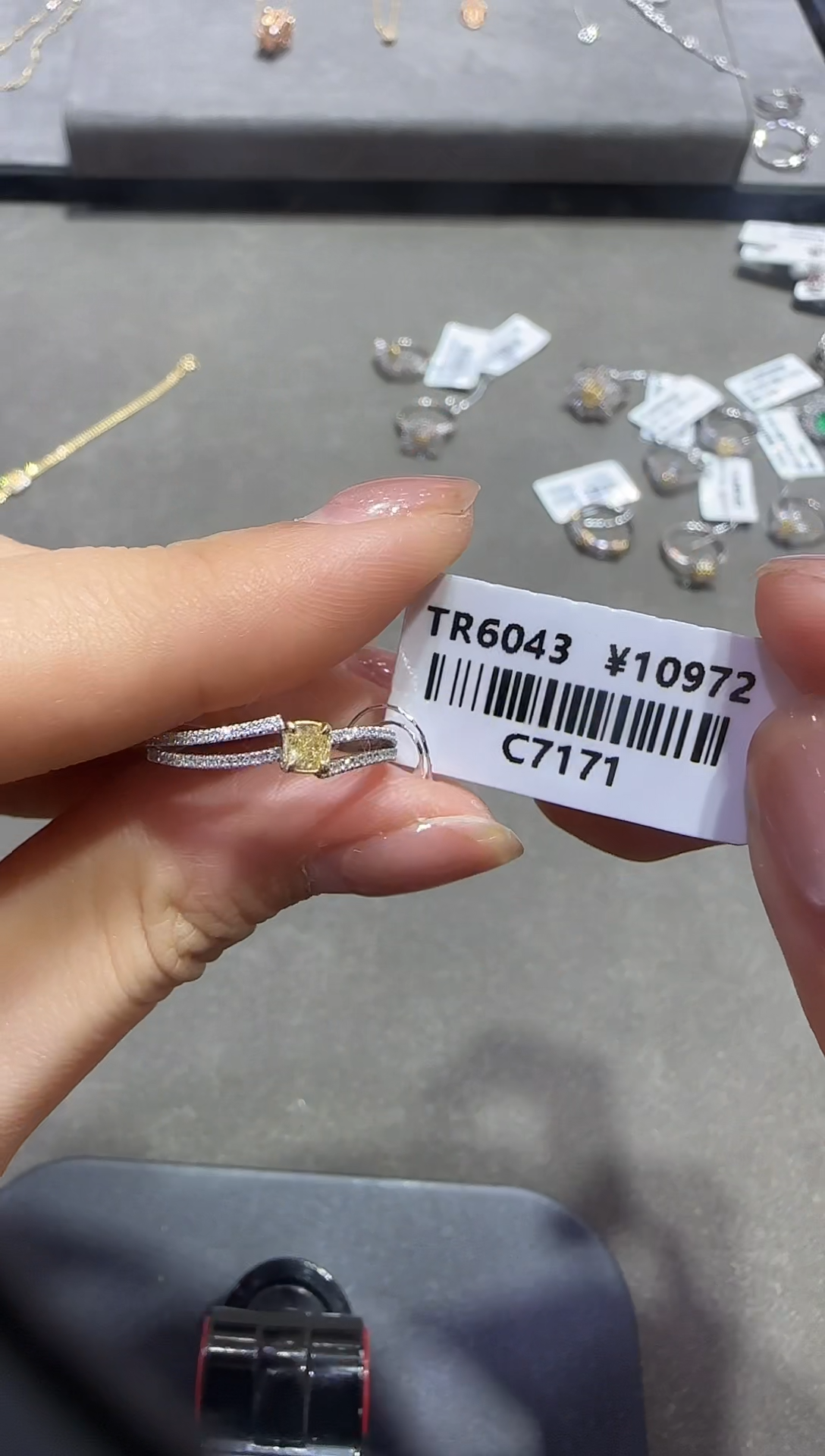 【闪购商品】钻石/18K金镶嵌黄钻戒指7171