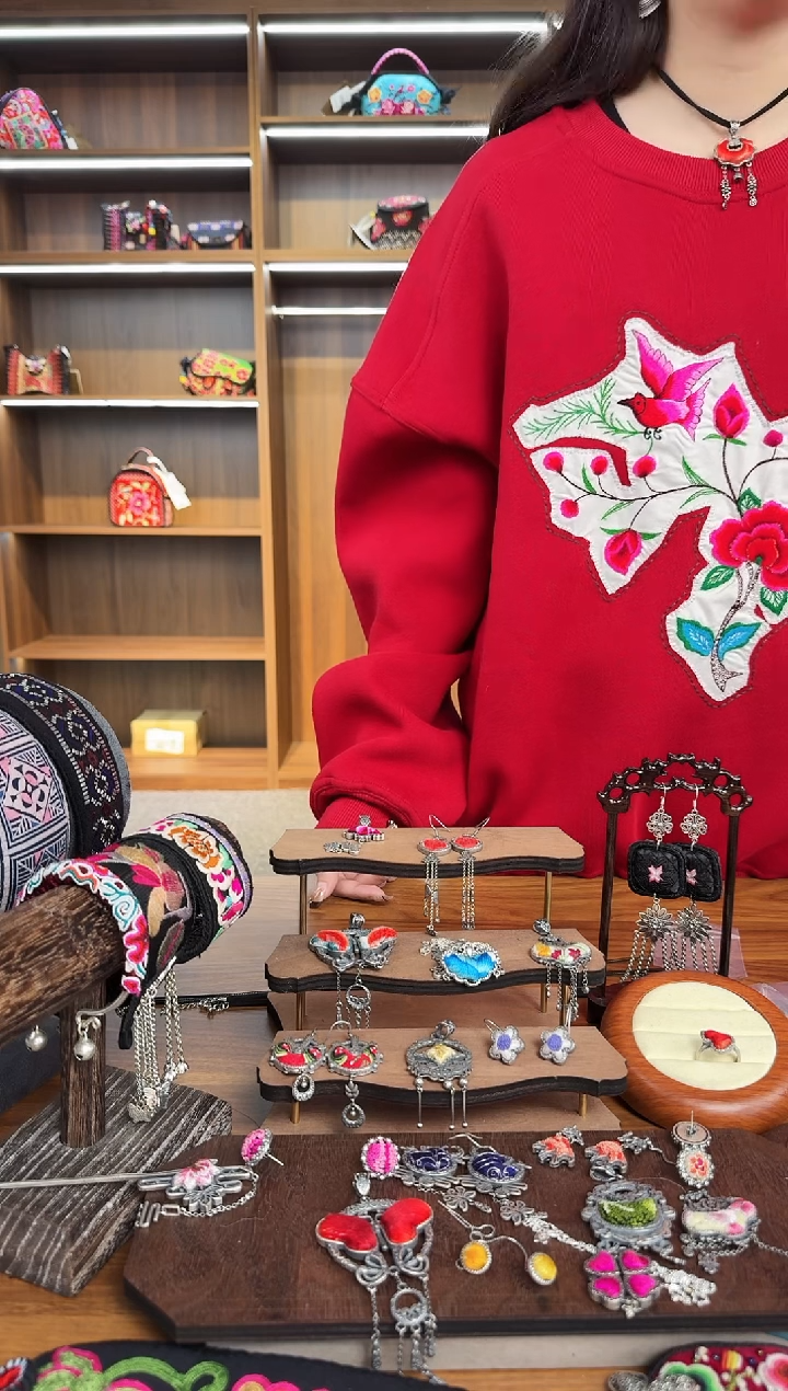 【闪购商品】织绣A6蒙阿苏苗绣传承