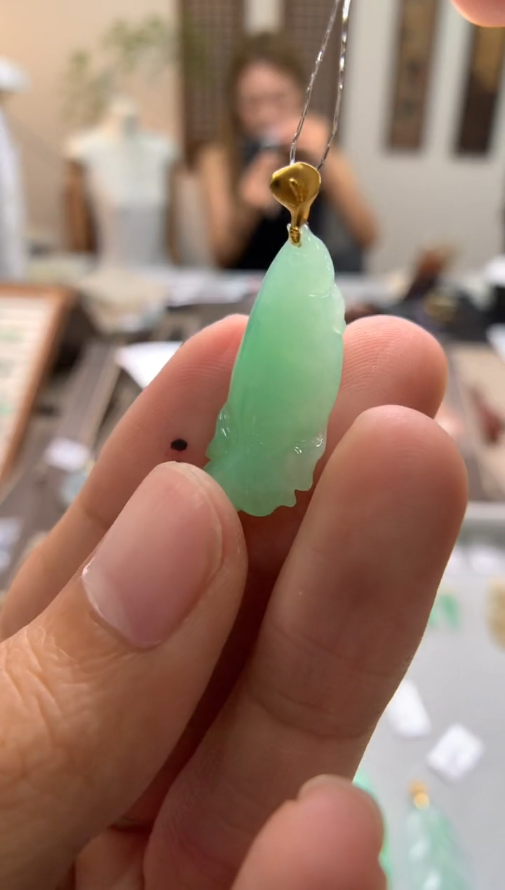 颈饰18K金镶嵌翡翠白菜