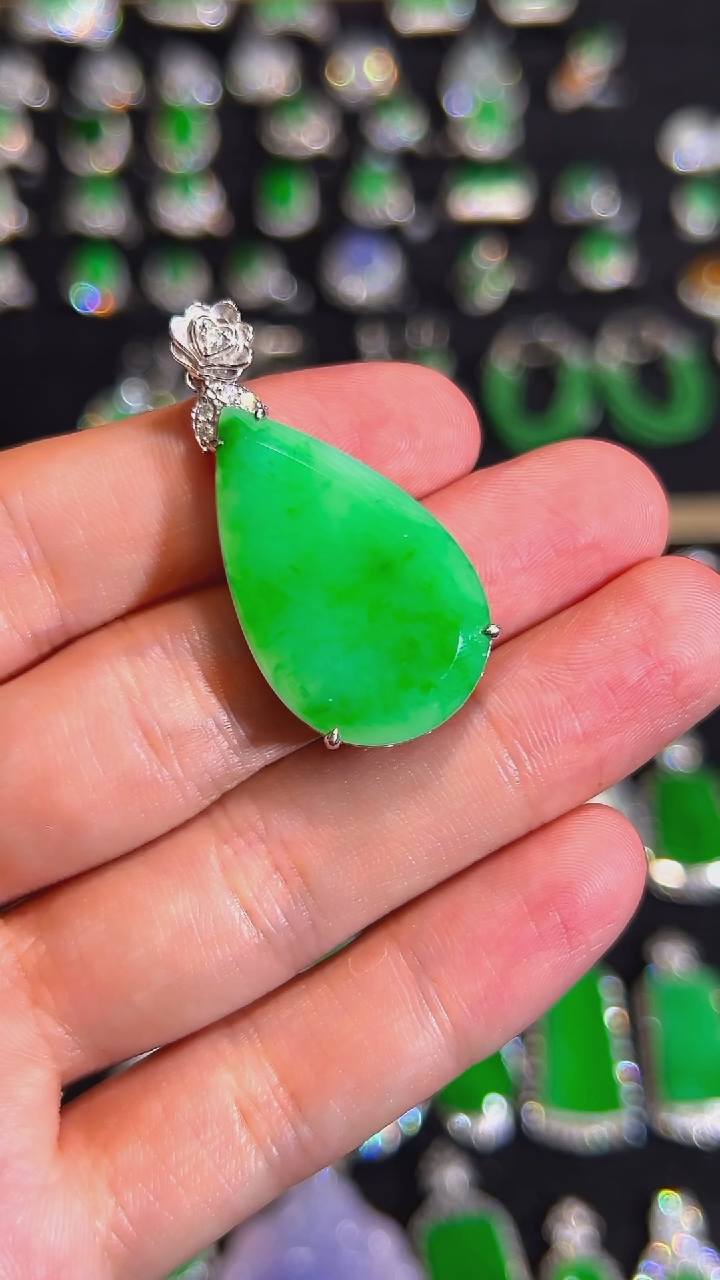 18K金镶嵌挂件翡翠吊坠