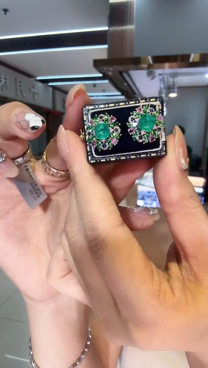 18K金镶嵌耳饰祖母绿花园