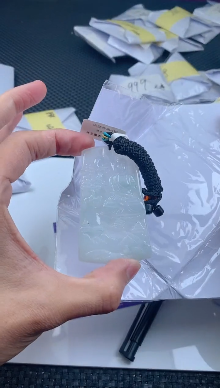 翡翠未镶嵌颈饰             