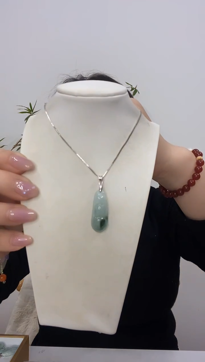 【闪购商品】翡翠颈饰银S925镶嵌小福豆赠合金链