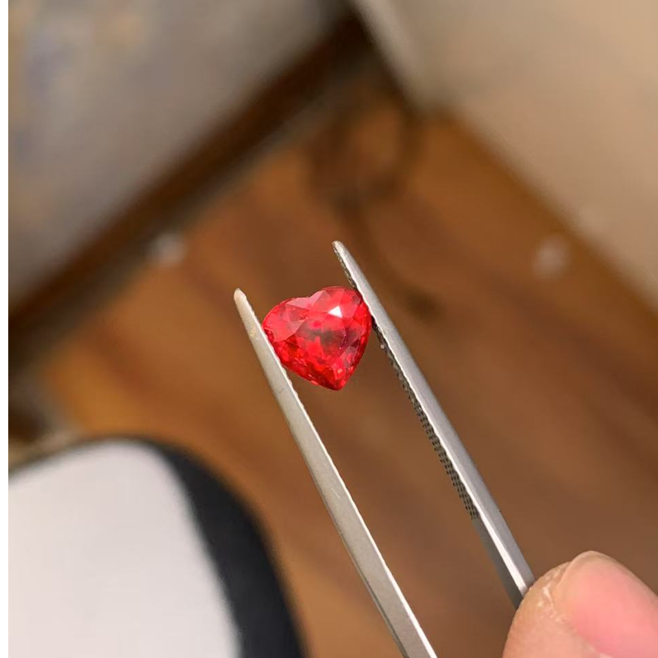 2.01ct莫桑比克鸽血红红宝石收藏级玻璃体强荧光VB切工可定制
