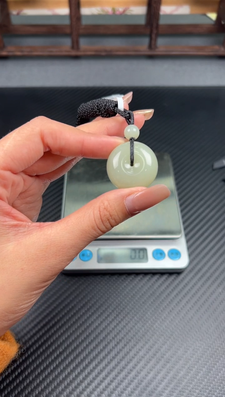 吊坠(赠链)未镶嵌和田玉且末微色差迪克兰二细平安扣ms
