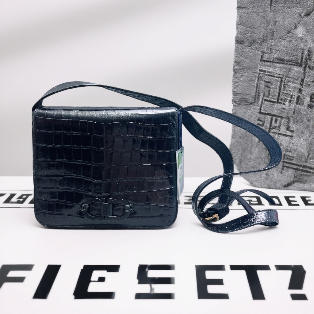 95新 FERRAGAMO/菲拉格慕   黑色鳄压斜挎包  1843 6102 