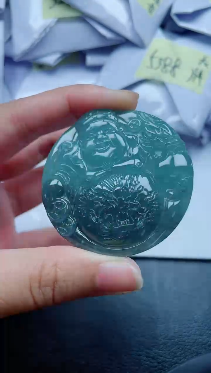 翡翠未镶嵌颈饰            