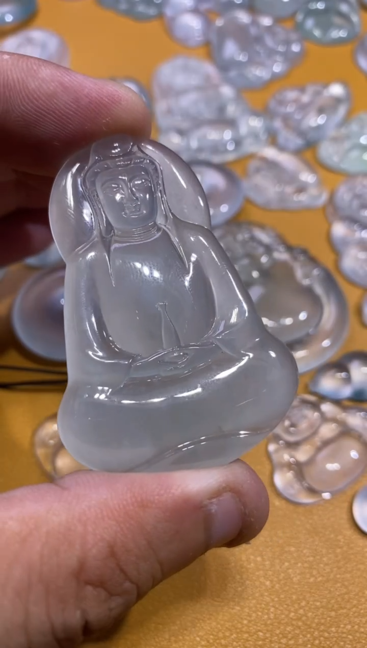 吊坠(不含链)未镶嵌翡翠观音6880  53.2  36.8  4.2