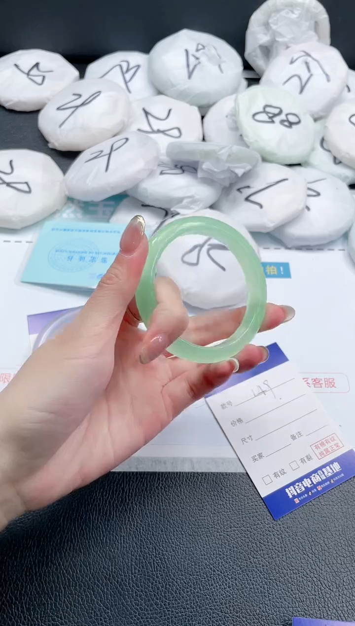 【闪购商品】石英质玉手镯未镶嵌14J149-54