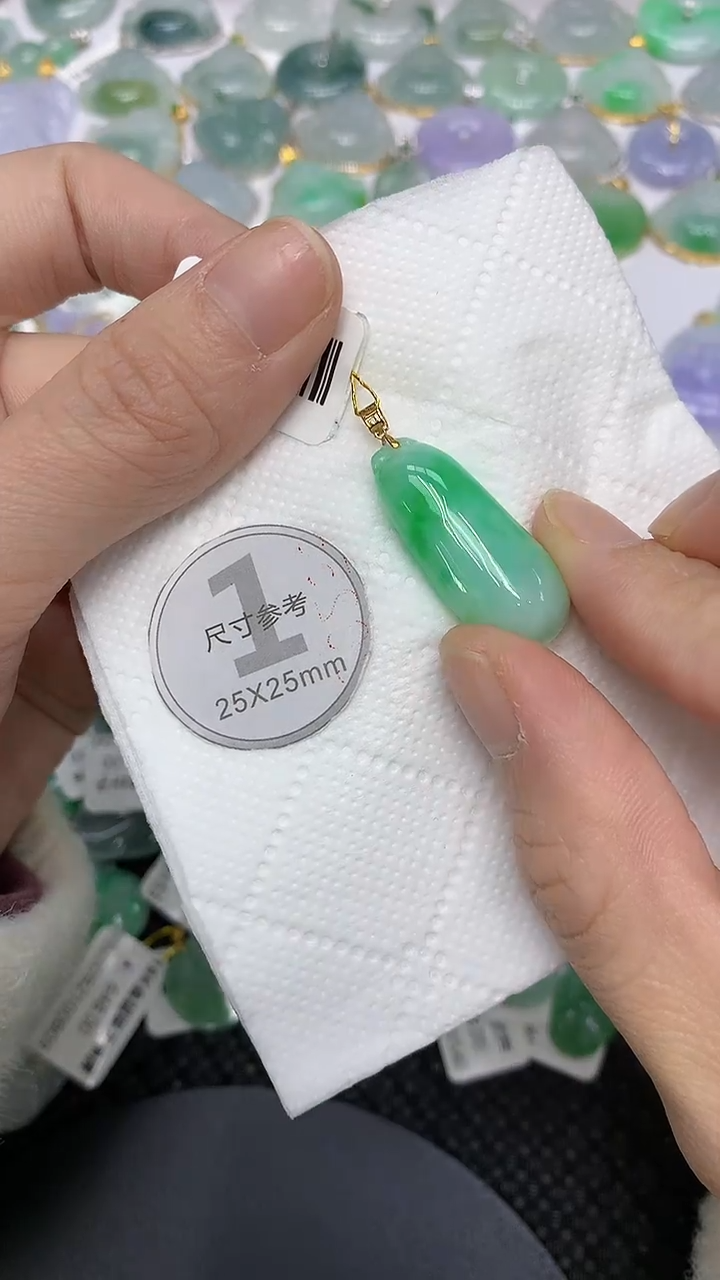 颈饰18K金镶嵌翡翠111111111111