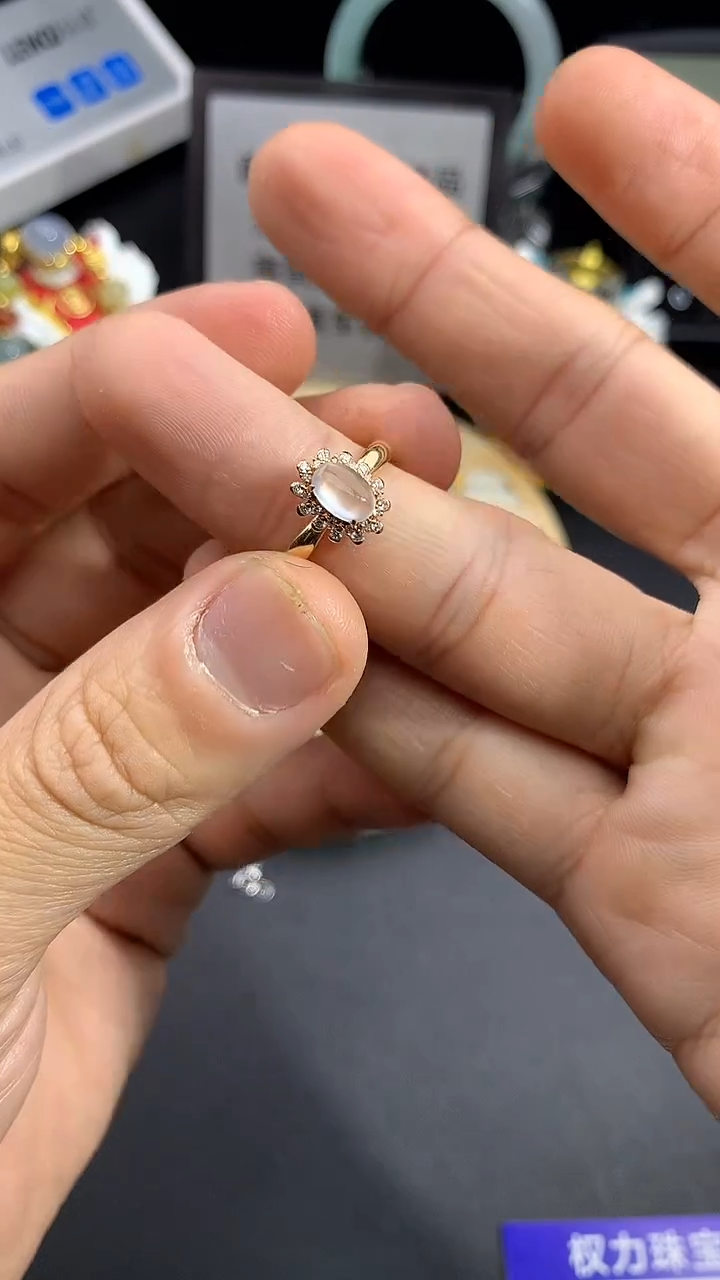 18K金镶嵌戒指翡翠寄售不退换