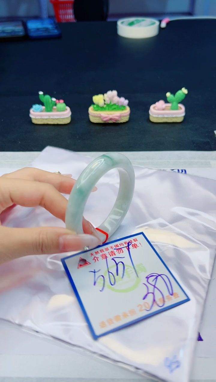 【闪购商品】翡翠手镯未镶嵌，质检证书图片色彩偏黑白