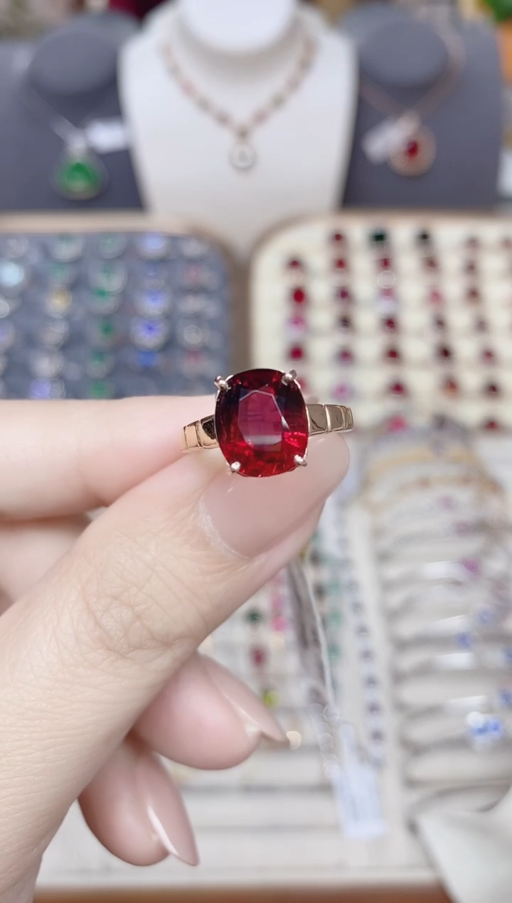 18K金镶嵌碧玺戒指碧玺4CT