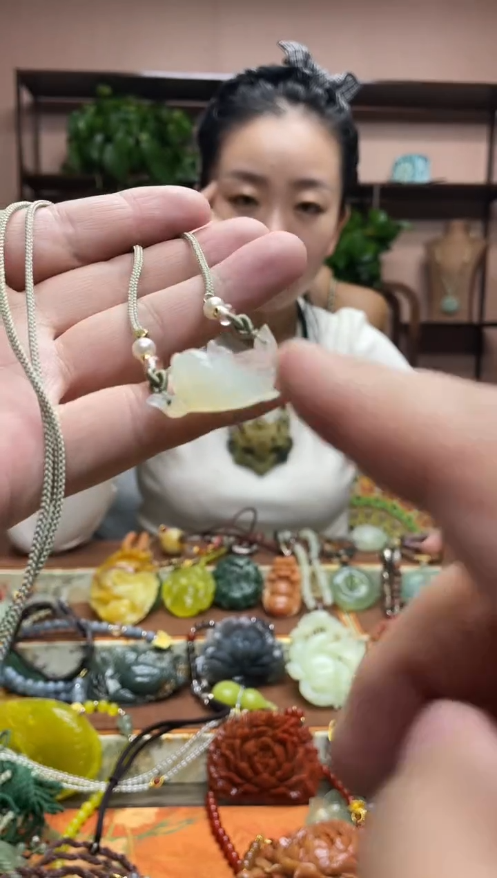 未镶嵌岫玉吊坠多样性发货发其中之一