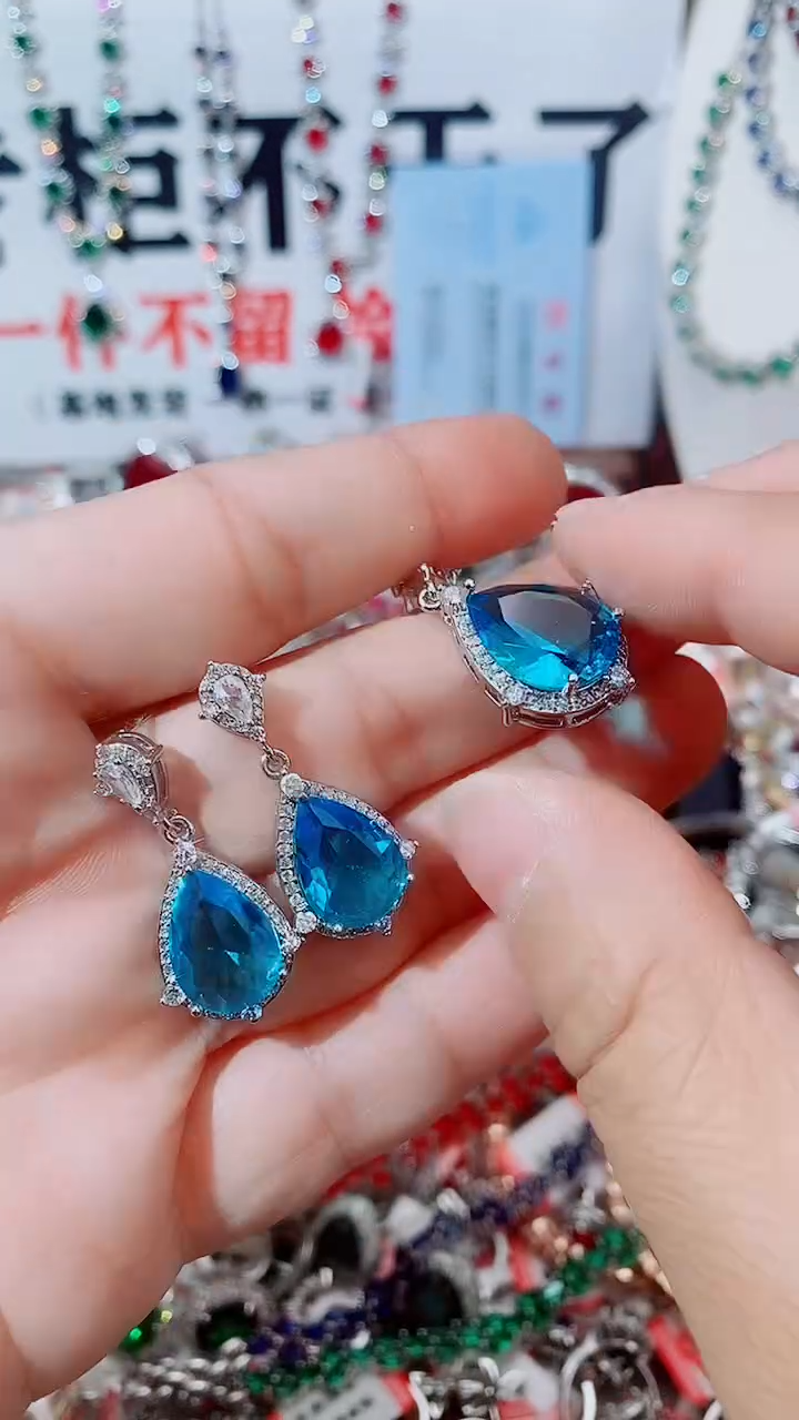 颈饰未镶嵌托帕石  