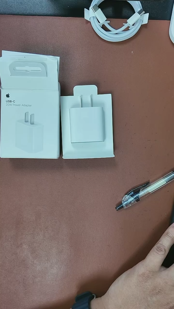 99新呀***的20W  国行  旧包装 小划痕