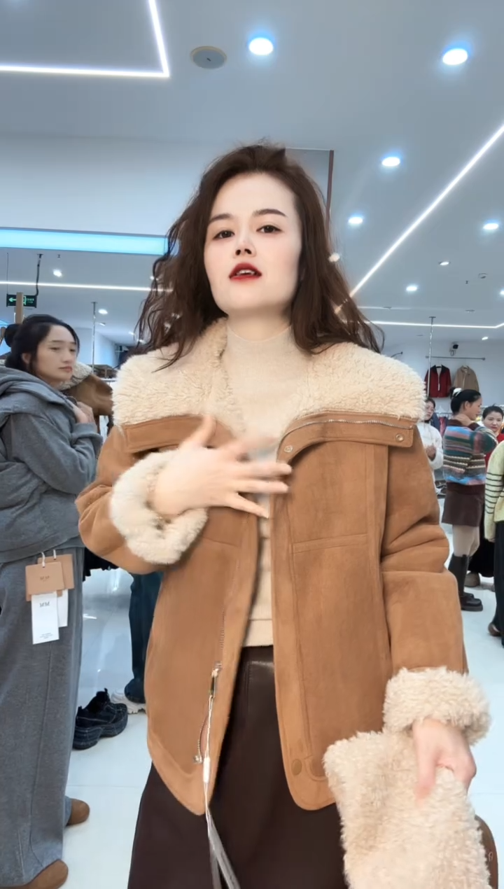 皮毛一体深色大牌外套