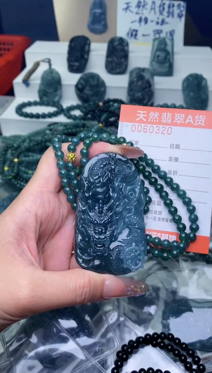 翡翠未镶嵌颈饰···············