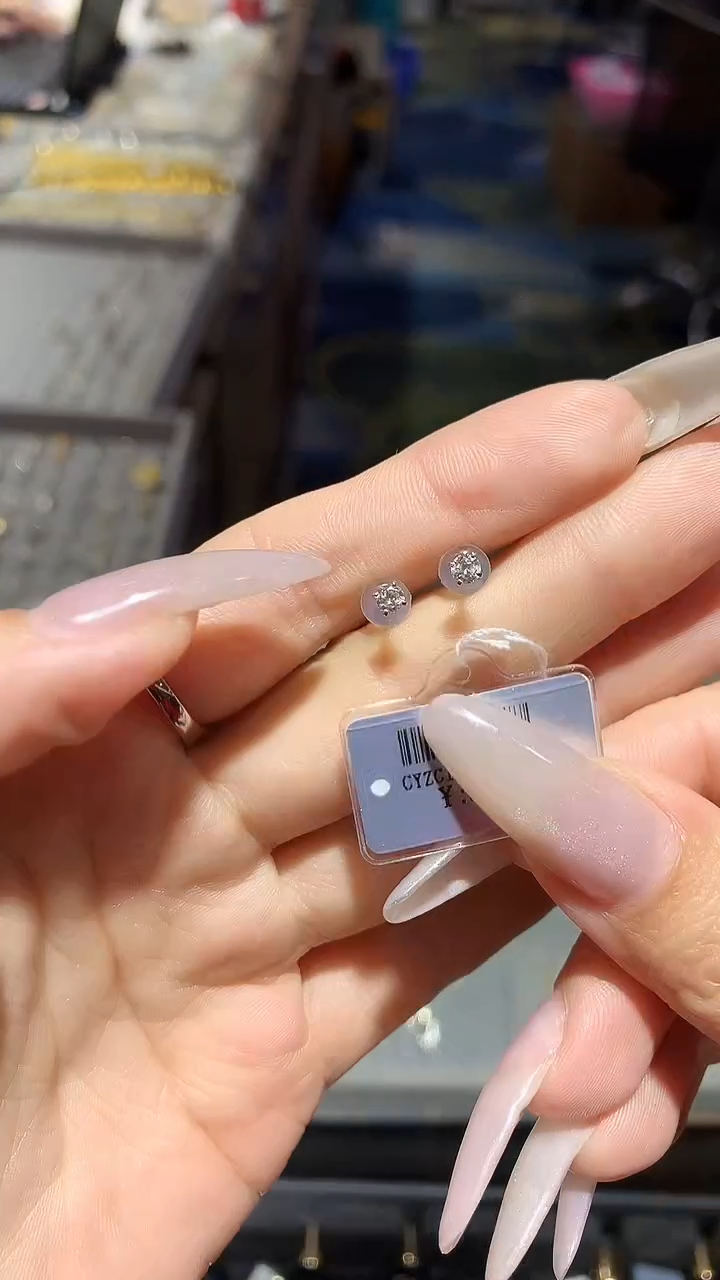 【闪购商品】钻石耳饰铂Pt950镶嵌耳饰