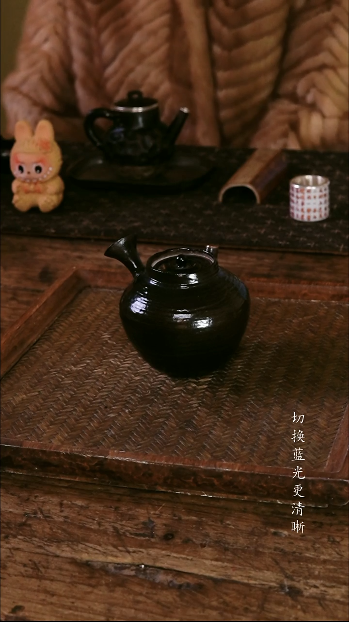 .包铜黑侧把壶....