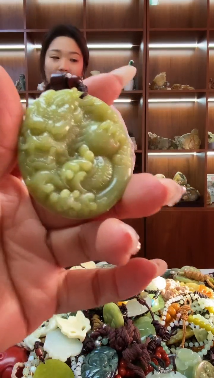 未镶嵌蛇纹石玉吊坠    